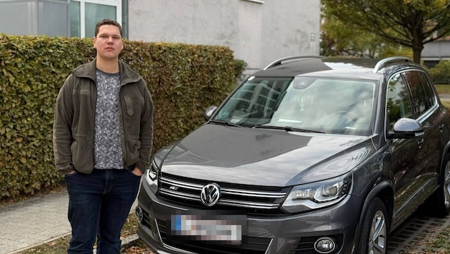 Julian T. vor seinem Auto, das in der Siedlung direkt neben Wohnungen parkte.