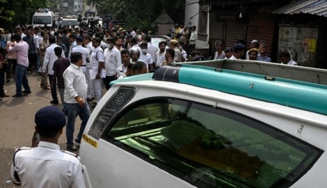 Im indischen Kolkata sind am Samstagabend 19 Menschen bei Massenpanik ums Leben gekommen.