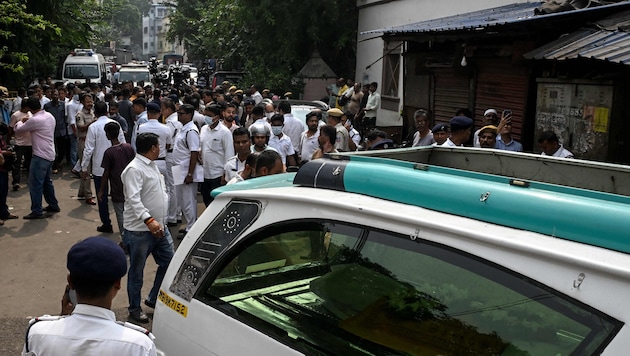 Im indischen Kolkata sind am Samstagabend 19 Menschen bei Massenpanik ums Leben gekommen.