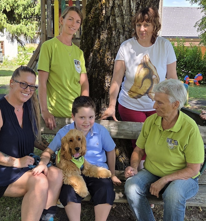 Simon mit seinem Vierbeiner Simba, Mutter Eva und dem Vorstand der TherapiehundeTeams Kärnten ...