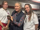 Pensionistin Sylvi entdeckte das kleine Tier. Die Retterinnen Nicole Mom und Leonie ...