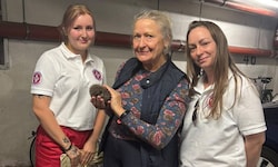 Pensionistin Sylvi entdeckte das kleine Tier. Die Retterinnen Nicole Mom und Leonie ...