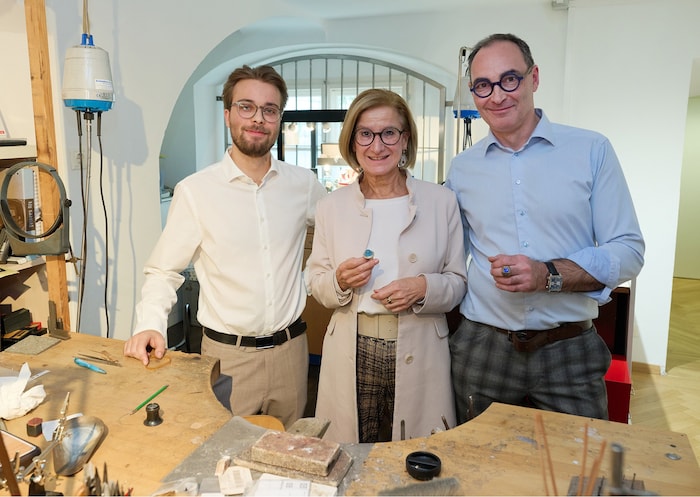 Sohn Valentin (li.) hat das Handwerk in Wien und Steyr erlernt. Bei der Eröffnung in St.Pölten ...