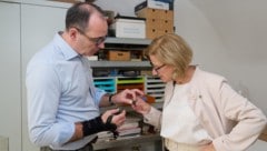 Dank neuem Ladenkonzept mit Schau-Werkbank kann man nun Goldschmied Edwin Surin und seinem ...