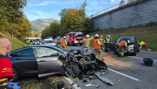 Viele Schaulustige behinderten nach einem Unfall bei Kitzbühel die Arbeit der Ersthelfer.