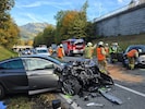 Viele Schaulustige behinderten nach einem Unfall bei Kitzbühel die Arbeit der Ersthelfer.