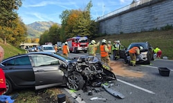 Viele Schaulustige behinderten nach einem Unfall bei Kitzbühel die Arbeit der Ersthelfer.