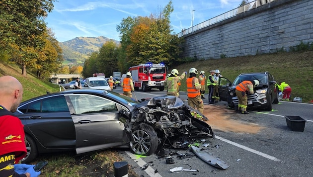 Viele Schaulustige behinderten nach einem Unfall bei Kitzbühel die Arbeit der Ersthelfer.