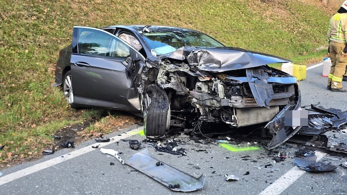 Die Autos wurden schwer beschädigt.