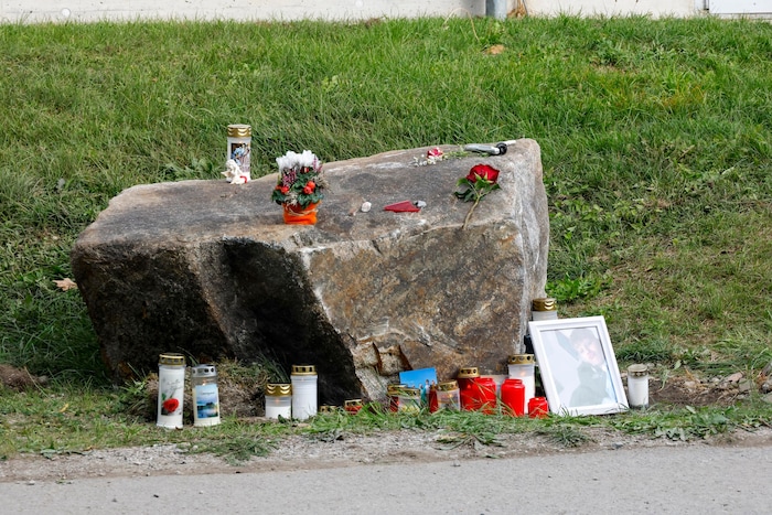 Letzte Grüße: Kerzen, Blumen und ein Foto stehen am Ort der Tragödie.