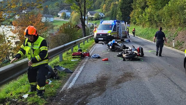 Die Trümmer der Motorräder waren großflächig verstreut.