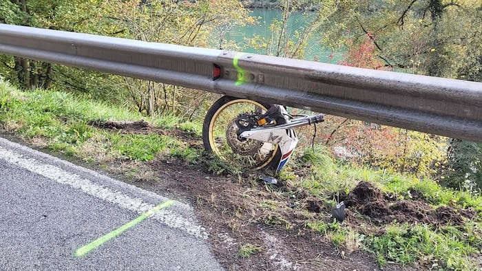 Bei einem Unfallfahrzeug wurde das Vorderrad abgerissen.