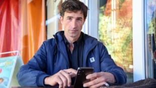 Unternehmer Chris Bacher sucht eine Unterkunft am Land.