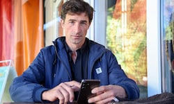 Unternehmer Chris Bacher sucht eine Unterkunft am Land.
