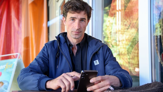 Unternehmer Chris Bacher sucht eine Unterkunft am Land.