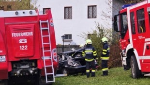 Eine Person wurde in dem Wagen eingeklemmt.