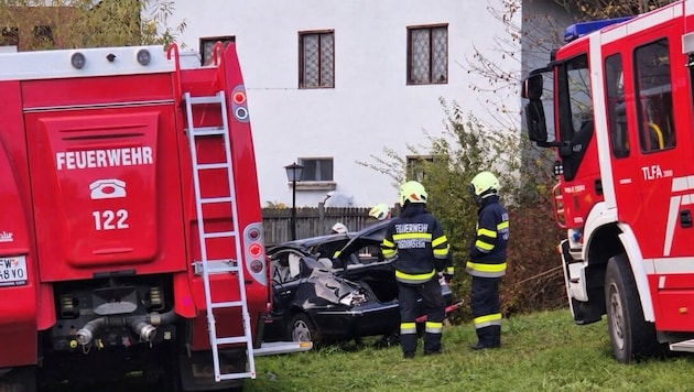 Eine Person wurde in dem Wagen eingeklemmt.