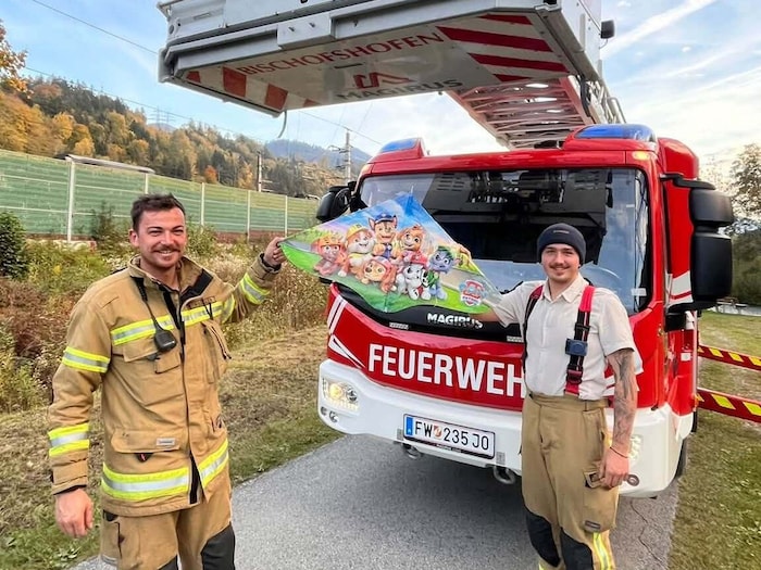 Mit der Drehleiter gelang die Bergung des Flugdrachens aus der Stromleitung.