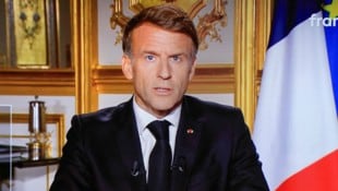 Frankreichs Präsident hat sich am Sonntagabend in einer Fernsehansprache an die Nation gewandt.