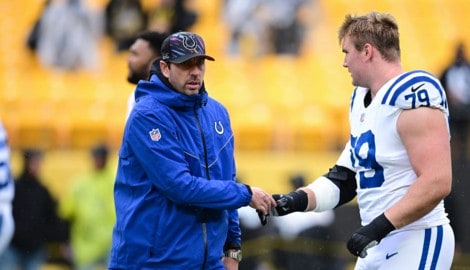 Bernhard Raimann mit Colts-Cheftrainer Shane Steichen