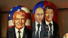Russische Matrjoschka-Puppen mit Bildern von Trump, Putin und Xi darauf  –  Der Kremlchef hat ...