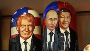 Russische Matrjoschka-Puppen mit Bildern von Trump, Putin und Xi darauf  –  Der Kremlchef hat ...