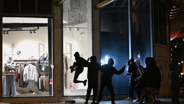 Friedliche Schülerproteste wurden von gewalttätigen Plünderern unterwandert.