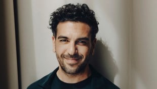 Elyas M’Barek schlüpft für „Der perfekte Urlaub“ zum zweiten Mal in die Rolle des Leo.