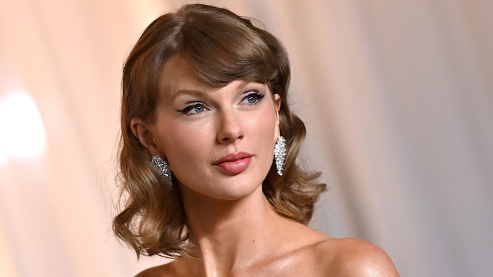 Taylor Swift stahl bei der Gala allen die Show. Ihre Haare trug sie à la Hollywood Waves“.