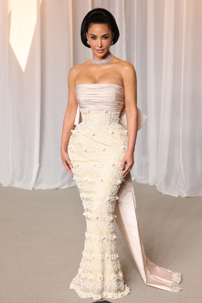 Kim Kardashian trug eine Robe im sogenannten „Meerjungfrauen-Schnitt“. Die sexy Taille der ...