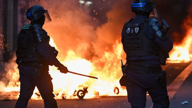 Bei Massenprotesten gegen hohe Lebenshaltungskosten war es am Wochenende in mehreren ...