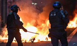 Bei Massenprotesten gegen hohe Lebenshaltungskosten war es am Wochenende in mehreren ...