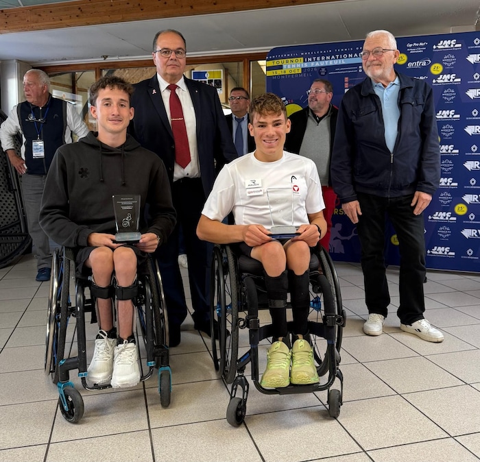 Alexander Lantermann (li.) und Maximilan Taucher druften sich über den Doppeltitel in ...