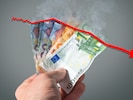 Traurig, aber wahr: Schlecht verzinstes Kapital wird von der Inflation „eingedampft“.