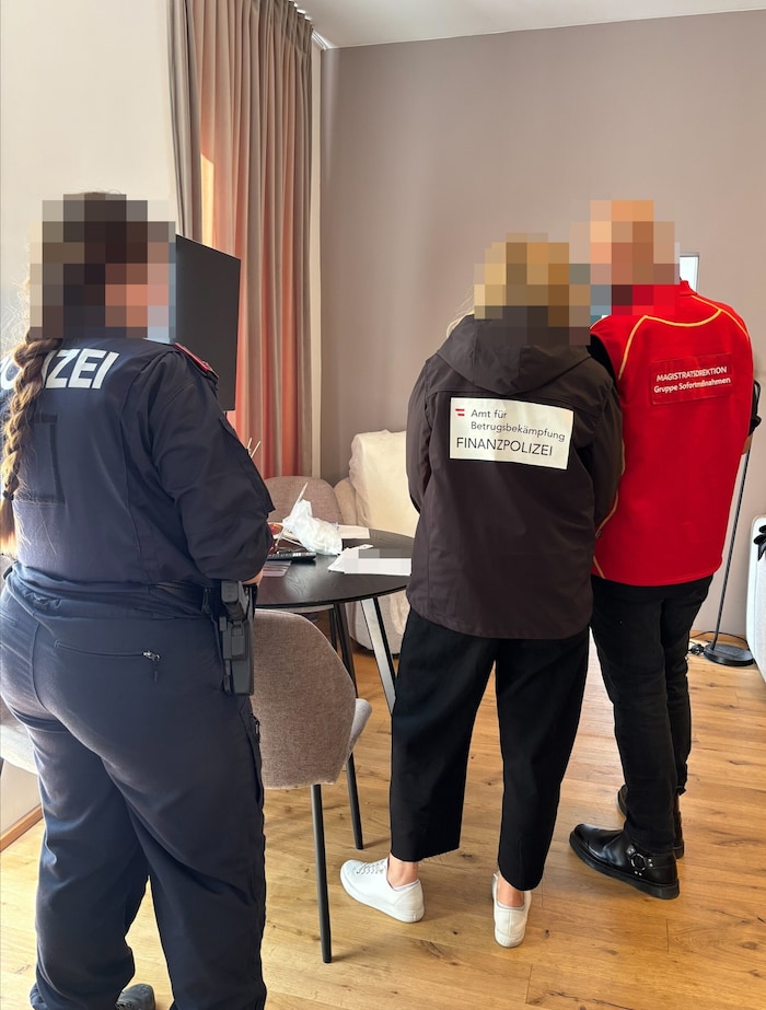 Polizei, Finanz und Gruppe Sofortmaßnahmen bei der Razzia am Sonntag.