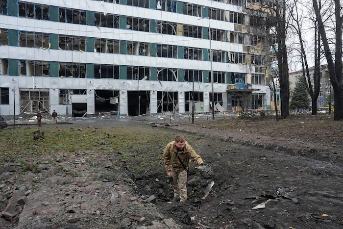 Ein ukrainischer Soldat inspiziert den Einschagskrater einer Rakete in Kiew.