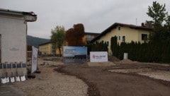 Neben den bestehenden Hallen wird eine neue Bereitstellungshalle errichtet.