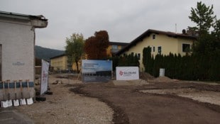 Neben den bestehenden Hallen wird eine neue Bereitstellungshalle errichtet.