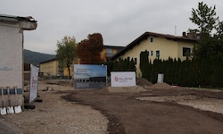 Neben den bestehenden Hallen wird eine neue Bereitstellungshalle errichtet.