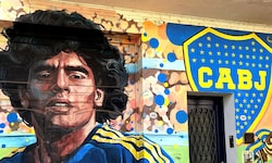 Maradona ist voll mit Graffiti von Maradona.