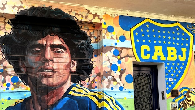 Maradona ist voll mit Graffiti von Maradona.