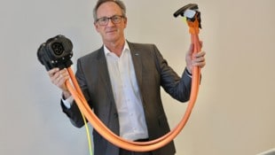 CEO Holger Fastabend mit dem gekühlten Hochleistungskabel: „Laden in fünf Minuten auf 80 Prozent ...