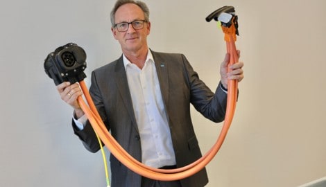 CEO Holger Fastabend mit dem gekühlten Hochleistungskabel: „Laden in fünf Minuten auf 80 Prozent ...