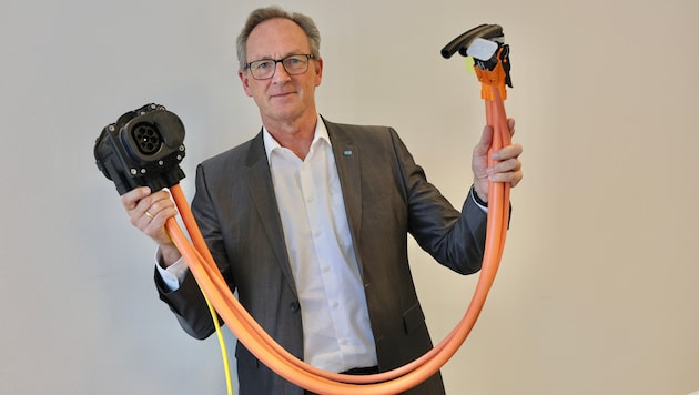 CEO Holger Fastabend mit dem gekühlten Hochleistungskabel: „Laden in fünf Minuten auf 80 Prozent ...