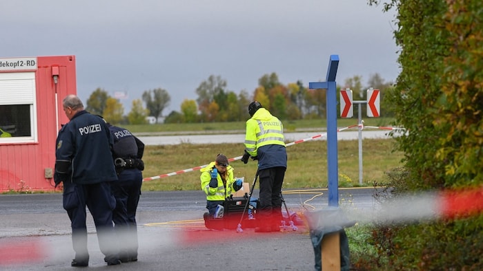 Die Polizei ermittelt, nachdem der Sicherheitszaun am Flughafen durchbrochen wurde.
