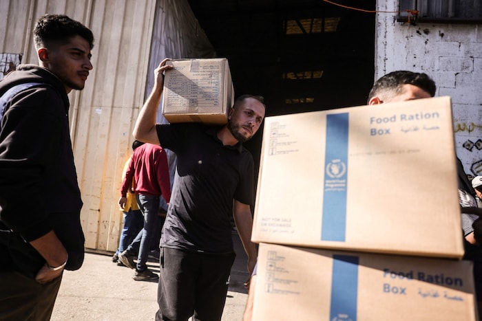 Palästinenser holen Lebensmittelrationen ab, die vom WFP bereitgestellt werden (2025).