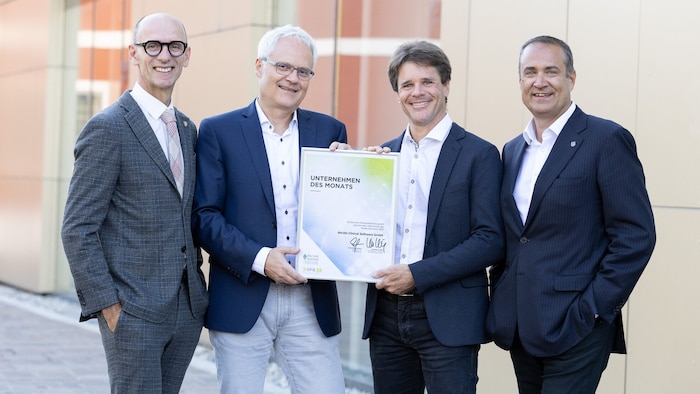 Urkundenübergabe (v. l.): Landesrat Willibald Ehrenhöfer, Andreas Krug und Peter Beck (GlucoTab) ...