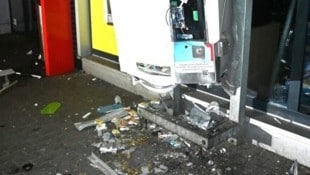 Wie die Ermittler vermuten, dürfte ein pyrotechnischer Gegenstand für die massive Beschädigung ...