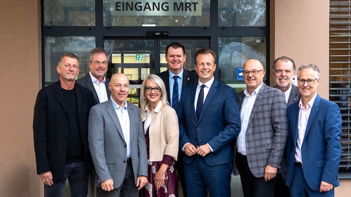 Landesregierung (4. v. re.: Landesrat Kornhäusl), Kages (3. v. li.: der neue Chef Schaflinger), ...