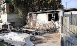 Einsatzkräfte der Feuerwehr entdeckten bei den Löscharbeiten einen leblosen Mann.